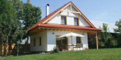 Výstavba trvá len tri mesiace vďaka tomu, že ide o typizované budovy. Jednotlivé časti si spoločnosť ForDom pripraví vo svojom závode v Lučenci a na stavbe sa robí už len montáž