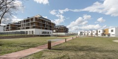 Rakúsky architekt Dieter Henke považuje Slnečnice za dobrý projekt. Nie sú tu predzáhradky, čo podľa neho vygenerovalo verejný priestor, ktorý je hodnotou pre všetkých obyvateľov