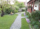 Dvor chalupy dýcha útulnosťou a pokojom